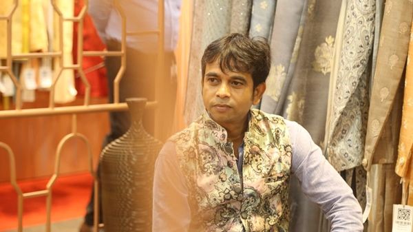 ઇશ્તિયાક ખાન : ઇશ્તિયાક ખાન :