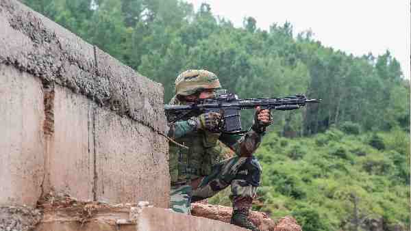 બે લોકો કરી રહ્યાં હતા ઘુંસપેઠ