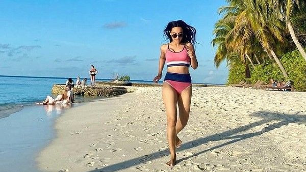 બિકીની પહેરી હોટ અંદાજમાં મસ્તી કરતી જોવા મળી સુરભી જ્યોતિ, જુઓ ફોટોશૂટ!