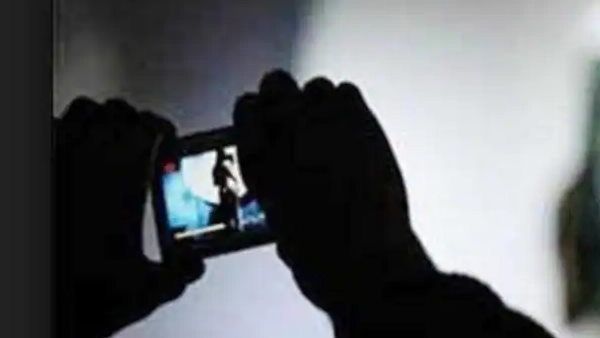 1 લાખ રૂપિયા પડાવ્યા