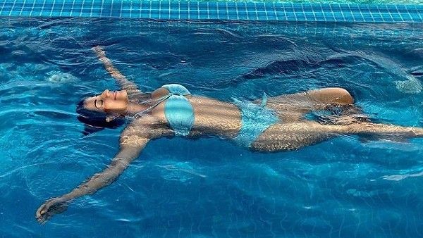 બિકીની પહેરી પૂલમાં ચીલ કરતી દેખાઈ મોનાલિસા, માલદિવથી ફોટો વાયરલ!