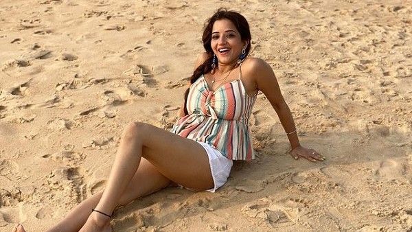 દિવસે દિવસે બોલ્ડનેસની હદ વટાવી રહી છે મોનાલિસા, હવે શોર્ટ્સ-ટોપમાં રેતીમાં મસ્તી કરતી દેખાઈ!