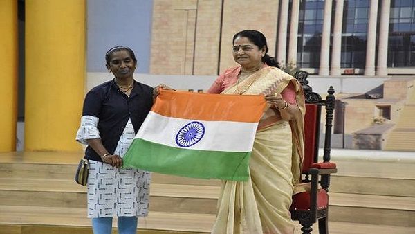 ગુજરાત વિધાનસભા ખાતે વિધાનસભા સચિવાલયના અધિકારી-કર્મચારીઓને તિરંગાનું વિતરણ