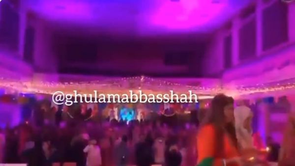 બોલીવુડ ગીત પર પર્ફોર્મન્સ બોલીવુડ ગીત પર પર્ફોર્મન્સ