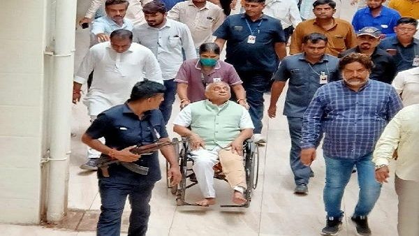 તિરંગા યાત્રા કરી રહેલ પૂર્વ નાયબ મુખ્યમંત્રી નીતિન પટેલને ગાયે અડફેટે લીધા, હોસ્પિટલમાં દાખલ