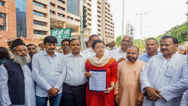 Operation Lotusને લઈને AAP ના CBI ઓફિસ સામે ધરણા, તપાસની માંગ!