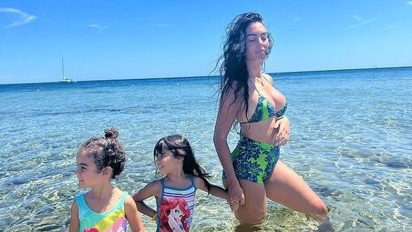 બિકીનીમાં હોટ એન્ડ બોલ્ડ લાગી રહી છે ક્રિસ્ટિયાનો રોનાલ્ડોની પત્ની જ્યોર્જીના, જુઓ ફોટો!