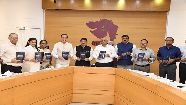 મુ્ખ્યમંત્રીએ કોમ્પેન્ડીયમ ઓફ લેન્ડ માર્ક જજમેન્ટ્સ બુકનુ વિમોચન કર્યુ