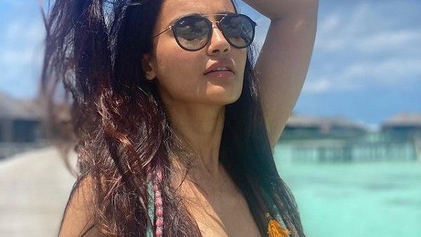 બિકીની પહેલી બીચ પર ચીલ કરતી જોવા મળી સુરભી જ્યોતિ, કિલર લુકે ફેન્સને ઘાયલ કર્યા!