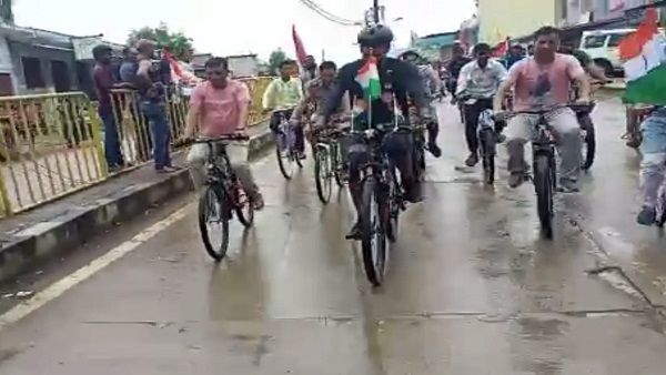 સાયકલ પર તિરંગો લઇને નિકળ્યા DIG, લોકોમાં દેશ પ્રેમ માટે અલગ જગ્યા