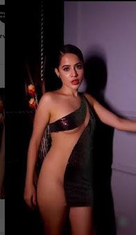 એક મહિલા કપડાં ઢાંકતી જોવા મળી