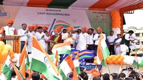 વાપીમાં હર ઘર તિરંગા અભિયાનઃ 100 ફૂટ ઉંચા તિરંગાનું ધ્વજારોહણ