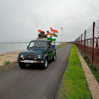 સૈનિકોએ તિરંગા સાથે કુચ કરી સૈનિકોએ તિરંગા સાથે કુચ કરી