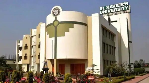 મહિલા પ્રોફેસરે બિકીનીમાં ફોટો શેર કર્યા, હવે યુનિવર્સિટીએ 99 કરોડની માનહાનિ ​​નોટિસ મોકલી!