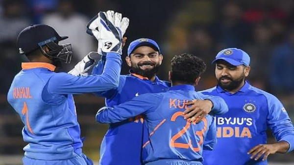 રોહિત શર્માએ શ્રીલંકા સામે ફિફ્ટી ફટકારી રોહિત શર્માએ શ્રીલંકા સામે ફિફ્ટી ફટકારી