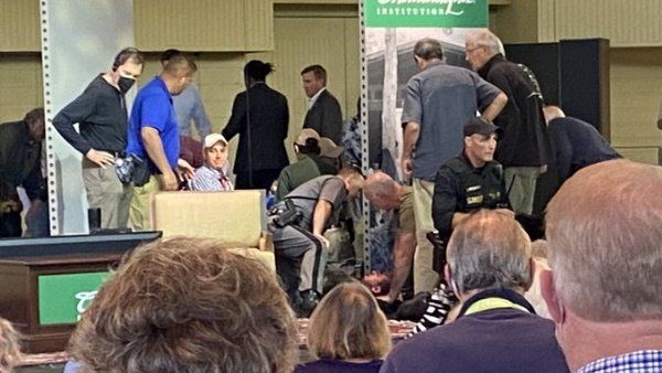 લેખક સલમાન રશ્દી પર ન્યૂયોર્કમાં છરીથી હુમલો, એરલિફ્ટ કરીને હોસ્પિટલ લઈ જવાયા!