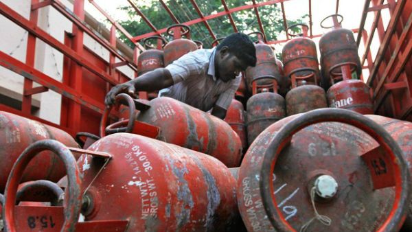 LPG Cylinder Price: રાહતભરી શરુઆત, એલપીજી સિલિન્ડરના ભાવ ઘટ્યા, અહીં ચેક કરો રેટ