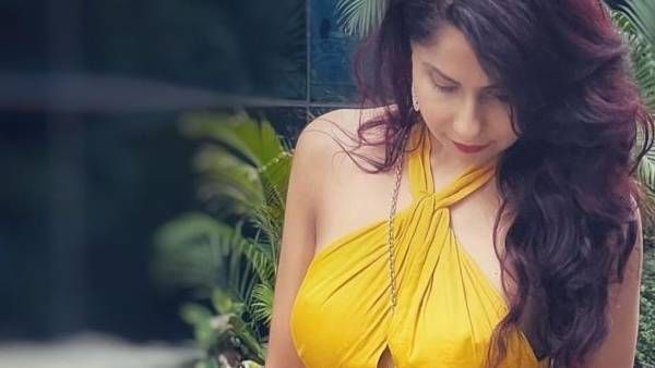 બ્રેસ્ટ બચાવવા માટે મે...ક્લીવેજ બતાવવા અને પતિ સાથે લિપલૉક પર લોકોએ સલાહ આપી તો..છવી મિત્તલે આપ્યો જવાબ