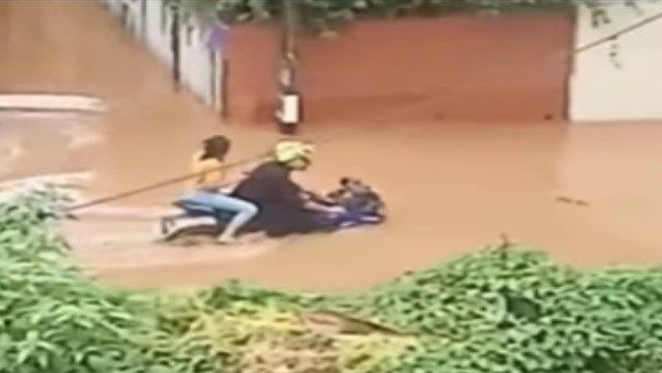 Video: ગર્લફ્રેન્ડને બાઈક પર બેસાડી પૂરના પાણીમાં બાઈક લઈને નીકળ્યો યુવક, લોકોએ કહ્યુ - True Love