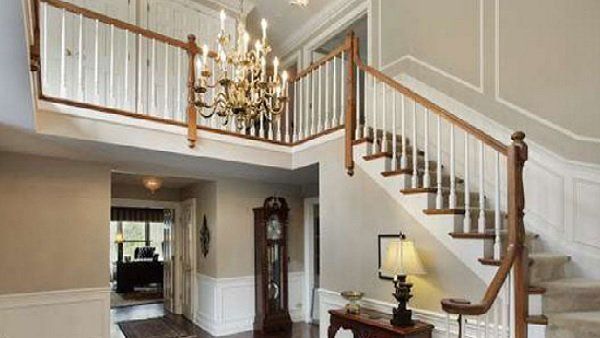 Vastu Shastra: ઘરમાં ભૂલથી પણ ન લગાવતા ઉંધી દિશામાં ફરતી સીડી