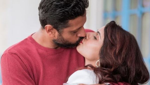 પતિને કિસ કરતી દેખાઈ છવી