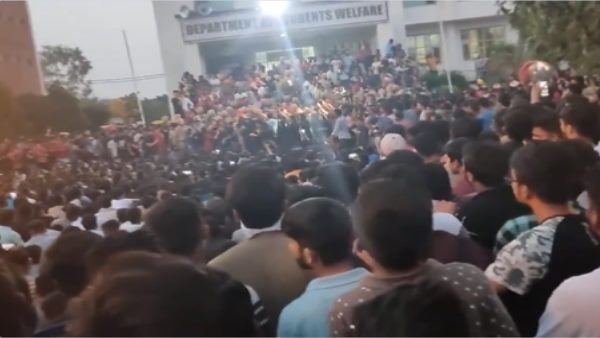 રવિવારે રાતે 1.30 વાગે ખતમ થયા ધરણા