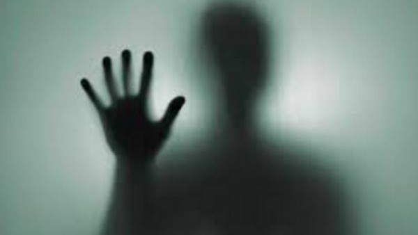 રાતે અનુભવ્યુ કે કોઈ તેને કિસ કરી રહ્યુ છે રાતે અનુભવ્યુ કે કોઈ તેને કિસ કરી રહ્યુ છે