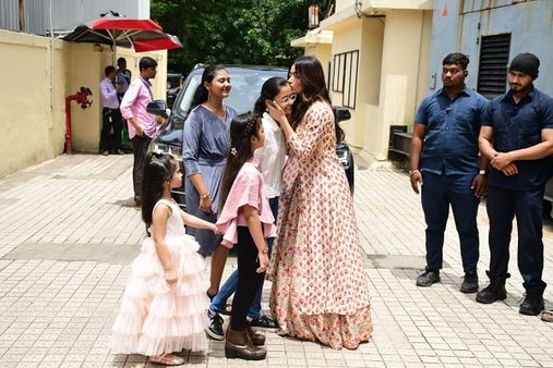 રશ્મિકા બાળકોને કિસ કરતી જોવા મળી રશ્મિકા બાળકોને કિસ કરતી જોવા મળી