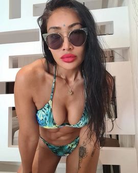 ગોગલ્સ પહેરે પોઝ આપ્યા