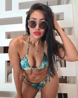 કર્વી ફિગરને ફ્લોન્ટ કર્યુ