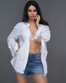 ડેનિમ શોર્ટ્સ અને ઓપન શર્ટ કમાલ લાગી રહી છે