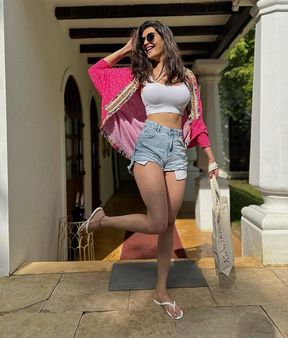 ફ્રાન્સ ટ્રિપના ફોટો શેર કરતી રહે છે