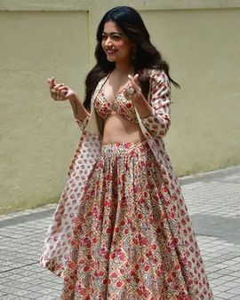 રશ્મિકાના સિગ્નેચર પોઝે ધ્યાન ખેંચ્યુ રશ્મિકાના સિગ્નેચર પોઝે ધ્યાન ખેંચ્યુ