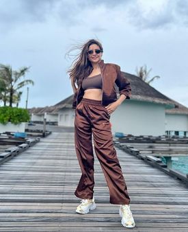 જેકેટ ખોલીને હોટ પોઝ આપ્યા જેકેટ ખોલીને હોટ પોઝ આપ્યા