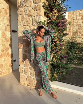 ફોટોમાં ક્લિવેજ ફ્લોન્ટ કરી રહી છે