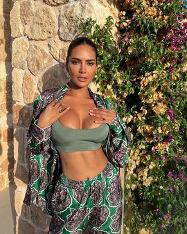 એશાએ કાતિલ પોઝ આપ્યા