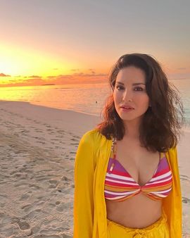 સની બિકીનીમાં પોઝ આપી રહી છે સની બિકીનીમાં પોઝ આપી રહી છે