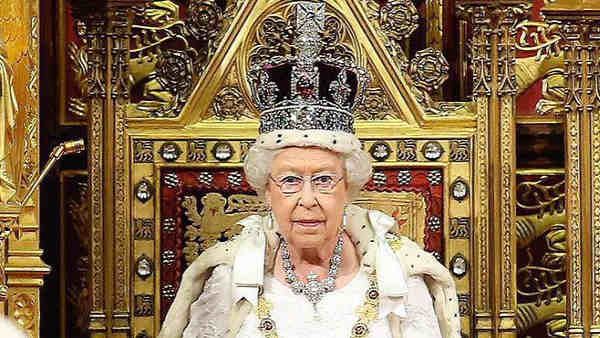 મહારાણીના મુકુટની શોભ રહ્યો છે રાજમુકુટ