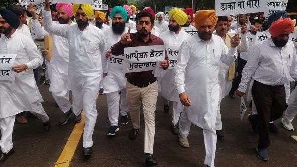 પંજાબ: ચંદીગઢમાં AAP ધારાસભ્યોની રાજભવન સુધી રેલી, કરી આ માંગ