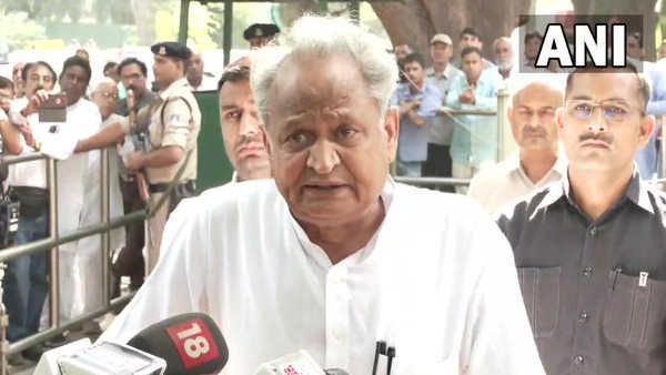 Congress president election : અશોક ગેહલોત કોંગ્રેસ અધ્યક્ષની ચૂંટણી નહીં લડે, સોનિયા ગાંધીની માફી માંગી