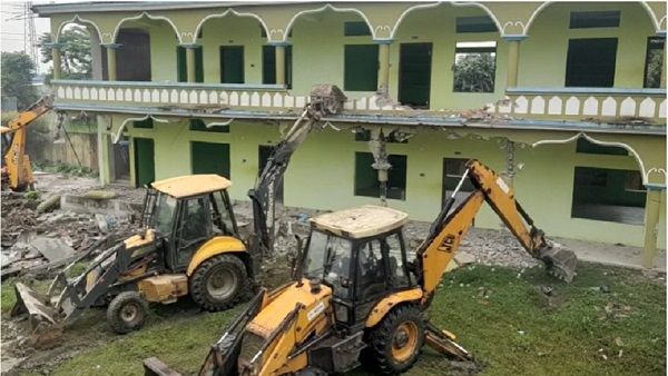 અસમમાં સ્થાનિક લોકોએ તોડી દીધો મદરસા, આતંકી ગતિવિધીયો થતી હોવાની હતી આશંકા