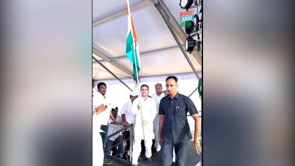 રાહુલ પિતાના સ્મારક પર પહોંચ્યા