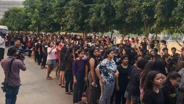 યુવતિઓ છોડી રહી છે હોસ્ટેલ યુવતિઓ છોડી રહી છે હોસ્ટેલ