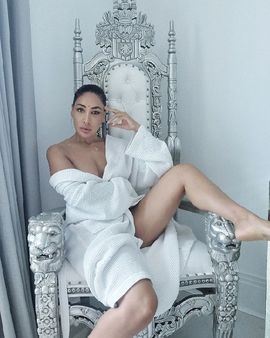 સોફિયા બોલ્ડ ફોટો શેર કરતી રહે છે