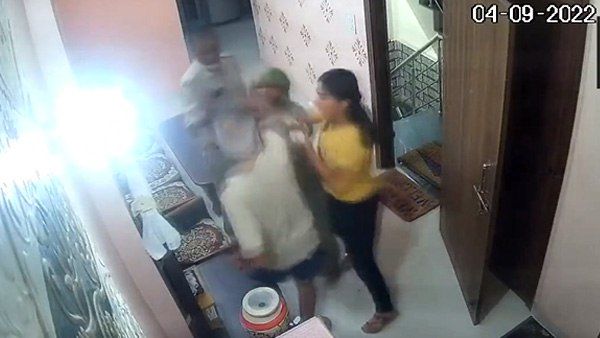 પોલીસકર્મી સામે બની ઘટના પોલીસકર્મી સામે બની ઘટના