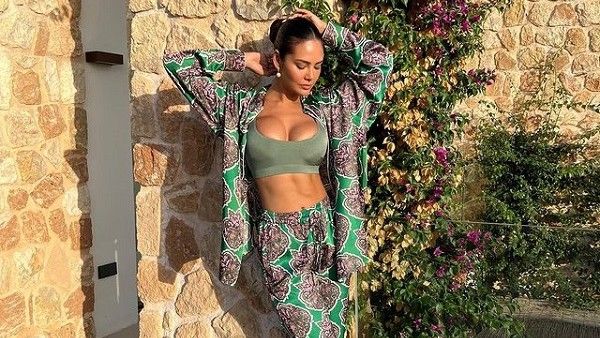 એશા ગુપ્તાએ ઈન્ટરનેટને પારો ઉચકતા પોઝ આપ્યા, ફોટો જોઈને તમે પણ ખૂદને નહીં રોકી શકો!