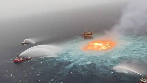 સમુદ્રમાં લાગી આગ