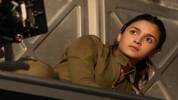 હોલીવુડ ડેબ્યુ માટે અભિનંદન હોલીવુડ ડેબ્યુ માટે અભિનંદન