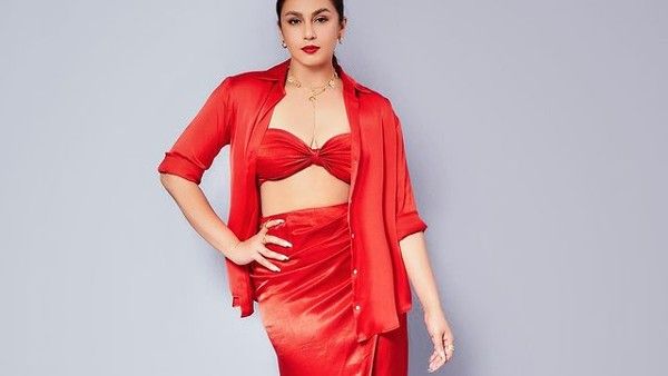 હાઇ સ્લિટ સ્કર્ટ-ડીપ નેક ટોપમાં હોટ એન્ડ ગ્લેમરસ લાગી રહી છે હુમા કુરેશી, જુઓ ફોટો!