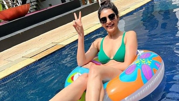 ગ્રીન બિકીની પહેરી પૂલમાં ઉતરી કરિશ્મા તન્ના, ફોટોએ ઈન્ટરનેટનો પારો ઉચક્યો!